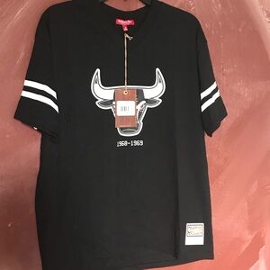 Chicago Bulls Boyfriend tee Womens V-Neck Mitchell & Ness Black Graphic Tee new